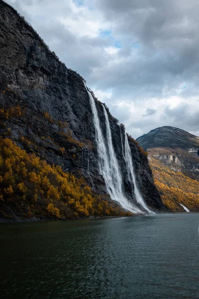 7人の姉妹の滝Geirangerjordノルウェー サイドビュー ロングショット — ストック写真