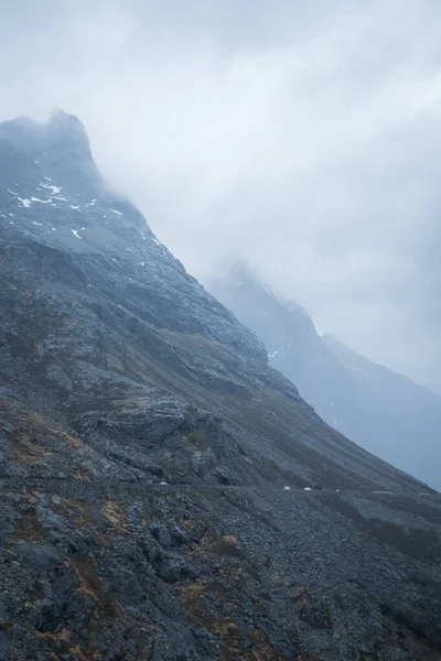Bulutlu Tepeleri Yolu Olan Kayalık Kayalıklar Dikey Düşük Ihtimal — Stok fotoğraf