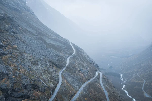 Estrada Estreita Montanha Penhasco Rochoso Com Névoa Fundo Noruega Panorâmica — Fotografia de Stock