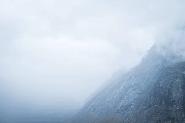 Berghang Mit Nebel Bedeckt Felsige Oberfläche — Stockfoto