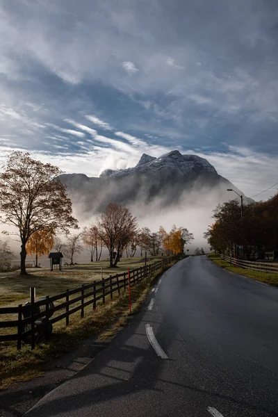 Route Rurale Pittoresque Avec Montagnes Brume Point Fuite — Photo