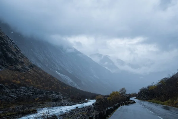 Romsdalen Valley Norvège Avec Autoroute Brume Sur Les Sommets Des — Photo