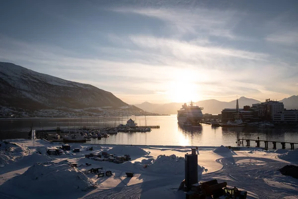 Port Tromso Jachtem Wycieczkowym Zachód Słońca Górami Zimą Widok Panoramiczny — Zdjęcie stockowe