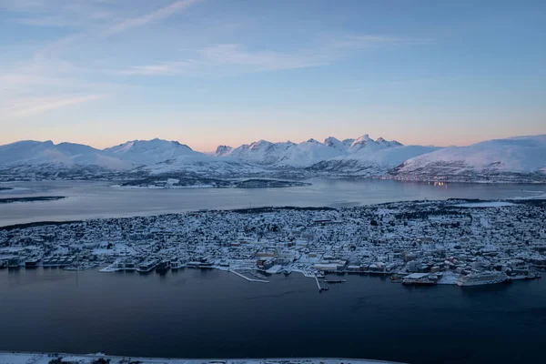 Panorama Zimowa Tromso Norwegia Pejzażem Miejskim Górami Tle Widok Lotu — Zdjęcie stockowe