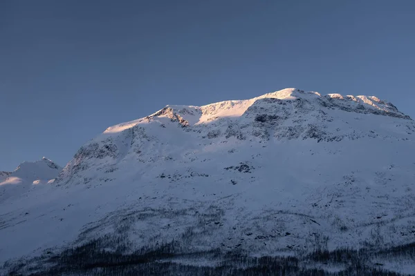 Dağ Tamamen Karla Kaplı Norveç Geniş Açı — Stok fotoğraf