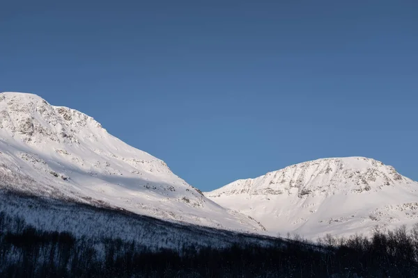Kuzey Norveç Kar Mavi Gökyüzü Arka Planında Dağı Kapladı — Stok fotoğraf