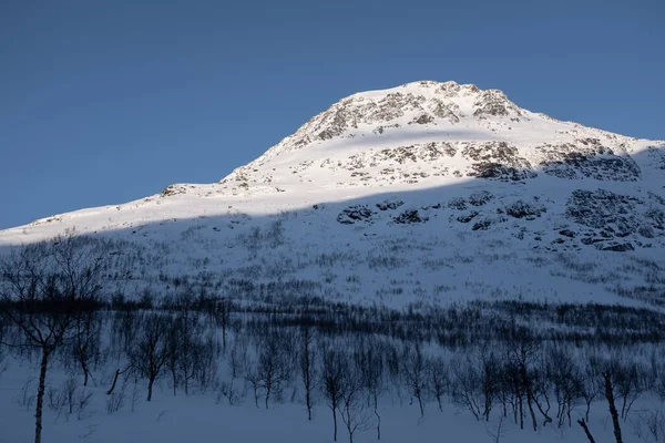 Schneebedeckter Hügel Mit Sonnenschein Auf Dem Gipfel Ländlichen Norwegen — Stockfoto