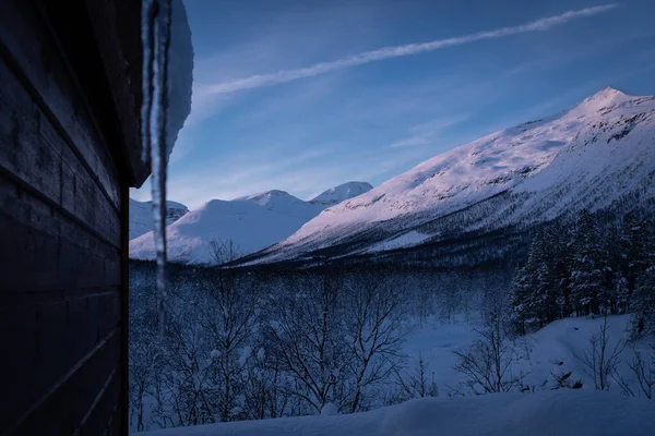 Norveç Karlı Dağlarıyla Manzaralı Kış Manzarası — Stok fotoğraf