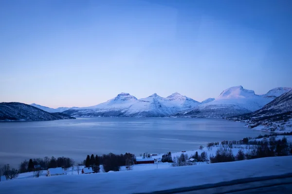 Norveç Dağların Kış Manzarası Donmuş Körfez Suyu — Stok fotoğraf