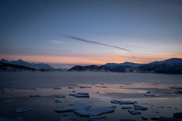 Panorama Hivernal Baie Icy Avec Ciel Crépusculaire Pittoresque Derrière Les — Photo