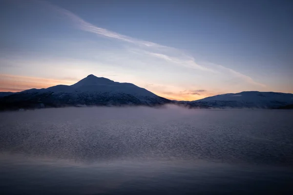 Kış Körfezi Suyunun Üzerinde Dağlar Günbatımıyla Yükselen Sis Panoramik Görünüm — Stok fotoğraf