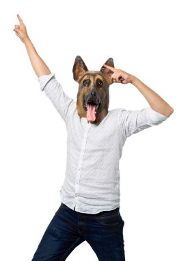 Köpek maskesi takmış bir adam kameraya bakıyor ve kutlama için yukarı bakıyor. İzole edilmiş beyaz arka plan. Orta boy.. 