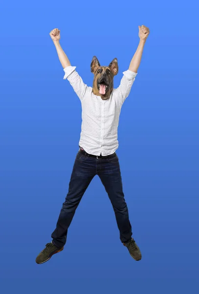 お祝いに握り拳で腕を上げる犬のマスクの男 隔離された青の背景 — ストック写真