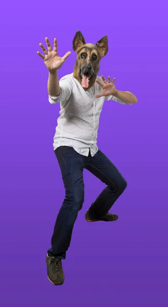 Человек Маске Супергероя Боевой Позе Полная Длина Изолированный Фиолетовый Фон — стоковое фото
