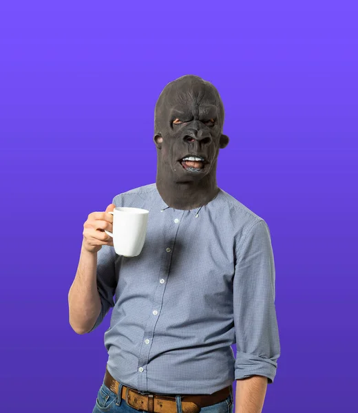 Mężczyzna Masce Goryla Trzymający Kubek Kawy Odizolowanym Niebieskim Tle Średni — Zdjęcie stockowe