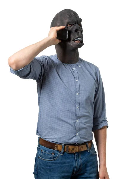 Goril Maskeli Bir Adam Cep Telefonuyla Konuşuyor Beyaz Arka Planda — Stok fotoğraf