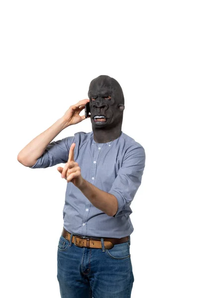 Mann Mit Gorillamaske Spricht Mit Handy Und Schüttelt Finger Vereinzelter — Stockfoto