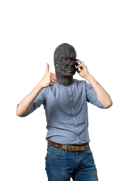 Człowiek Masce Goryla Rozmawiający Przez Komórkę Podnoszący Kciuki Odizolowany Wycinek — Zdjęcie stockowe