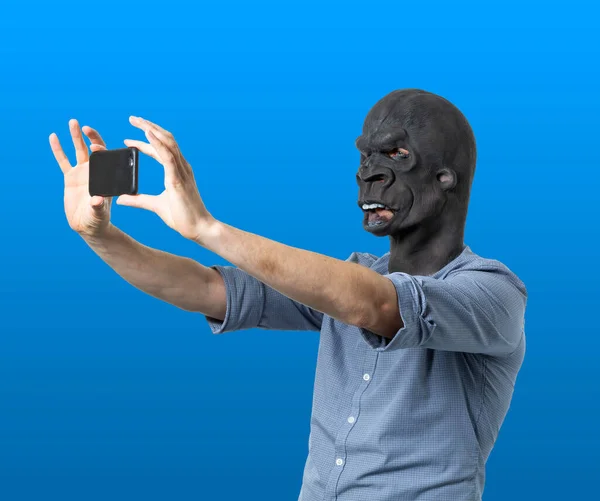 Homme Masque Gorille Prenant Selfie Avec Téléphone Découpe Isolée Sur — Photo