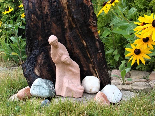 Kutsal Aile bahçesinde, Noel heykeli