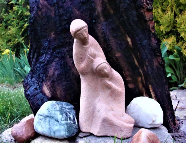 Kutsal Aile bahçesinde, Noel heykeli