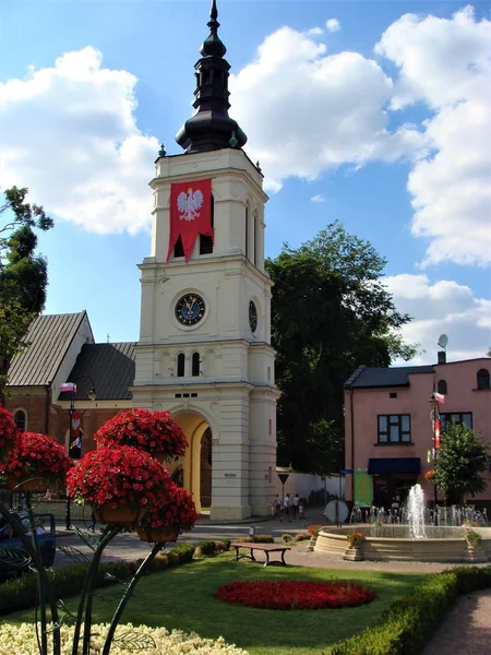 Uniejow Şehri, Pazar meydanı ve neo-barok kilise kulesi, Polonya