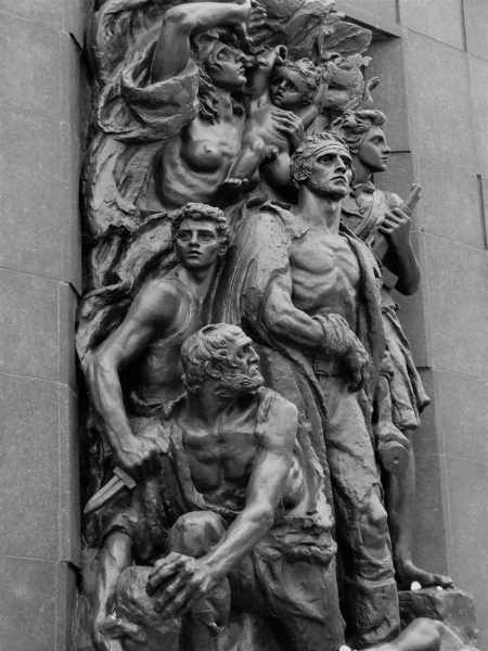 Varşova Gettosu Ayaklanması kahramanları anıtı