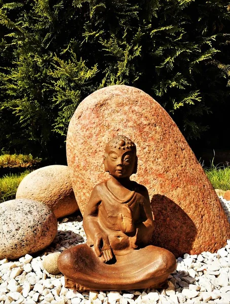 Keramiska Gautama Buddha Statyett Trädgård — Stockfoto