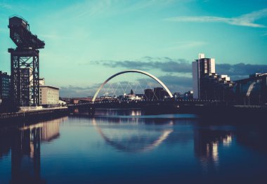 River Clyde, Glasgow, İskoçya Clyde Arc Köprüsü ve Finnieston vinç, görünüm