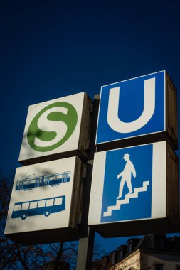 İşaretler Münih metro üzerinde bir durakta otobüs, tramvay ve hızlı tren ağ