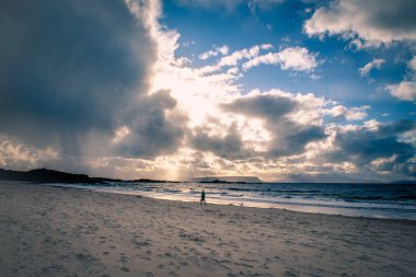 Fırtına bulutları ve küçük Isles, Ari görünümüne ışınları ışık