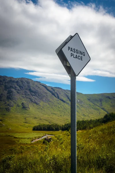 Passing Place Sign Scenic Background Isle Mull Inner Hebrides Σκωτία — Φωτογραφία Αρχείου