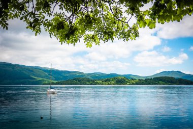Loch Lomond ve Luss köy kökenli yeşil tepelerin görünümünü
