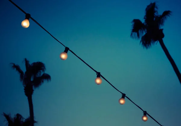 Buiten String Garland lampen in de avond — Stockfoto