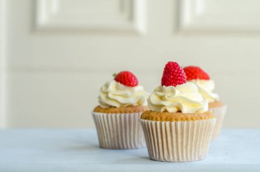Ev pişmiş kırmızı meyveler ile buzlu Cupcakes
