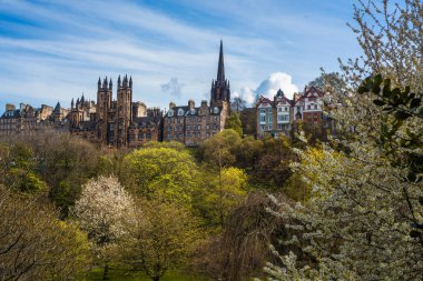 Bahar içinde Royal Mile Princes Street bahçeleri görünümünü