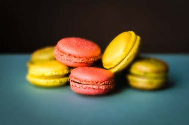 Koyu renkli Macarons yakın çekim