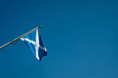 Kopya alanı ile açık mavi gökyüzü karşı İskoç bayrak