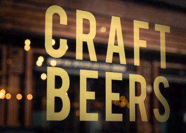 Zanaat bira işareti Brewery penceresinde