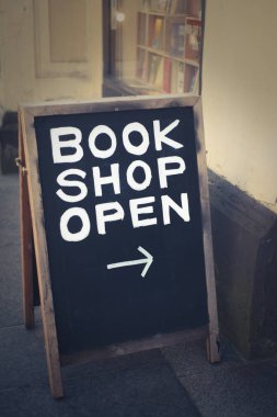 İskoçya'da bir kullanılmış kitap dükkanı dışında açık işareti