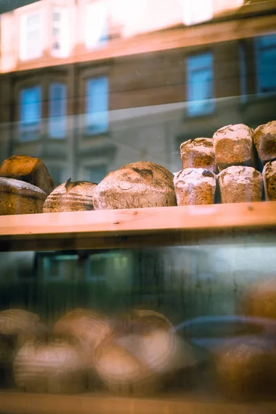 Pan en la ventana de una panadería —  Fotos de Stock