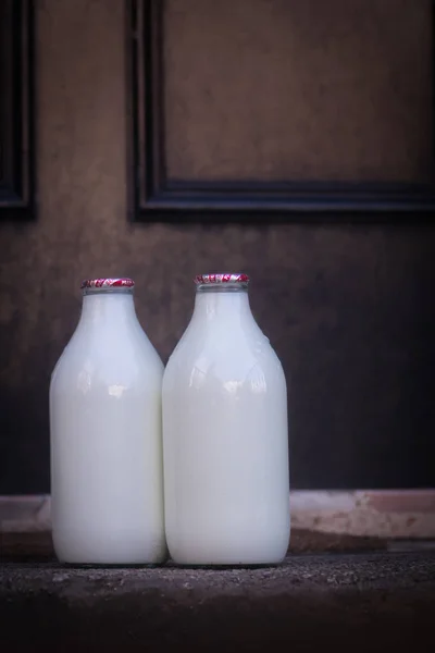 Пляшок молока доставлені на будинок у Великобританії — стокове фото