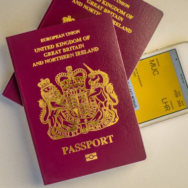 Akıllı telefonda İngiliz pasaportları ve elektronik biniş kartı