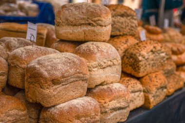 Eng bir Çiftçi Pazarı'nda bir Tezgahta Satılık Taze Fırında Ekmek