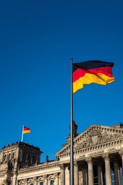 Berlin'deki Reichstag'ta Alman Bayrakları Dalgalı