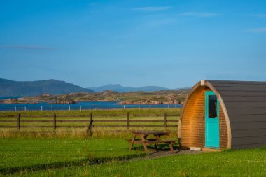 Güzel Bir Yaz Günü İskoçya'da Deniz Tarafından Glamping Pod