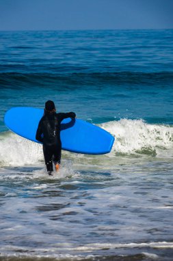 Blue Sea ve Surfer Silhoutted Blue Sur ile Arka Plan Görüntü