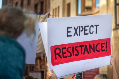 Bir Öğrenci Protestocu Bir İklim Strike Mart bir Banner Tutar 