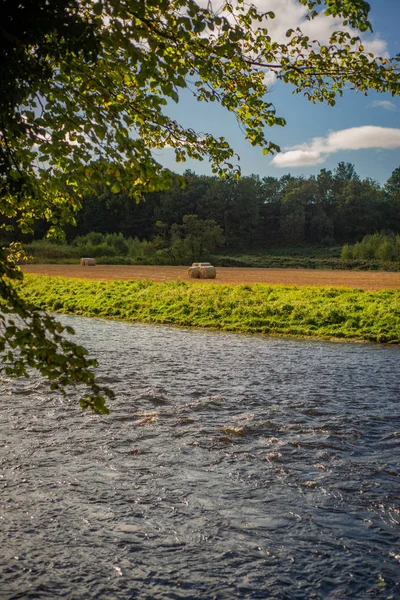 Heuballen auf einem Feld am Ufer des Flusses Teith in Schottland — Stockfoto