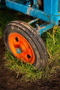 Çamurda Turuncu Tekerlekli Klasik Mavi Traktörü Kapat